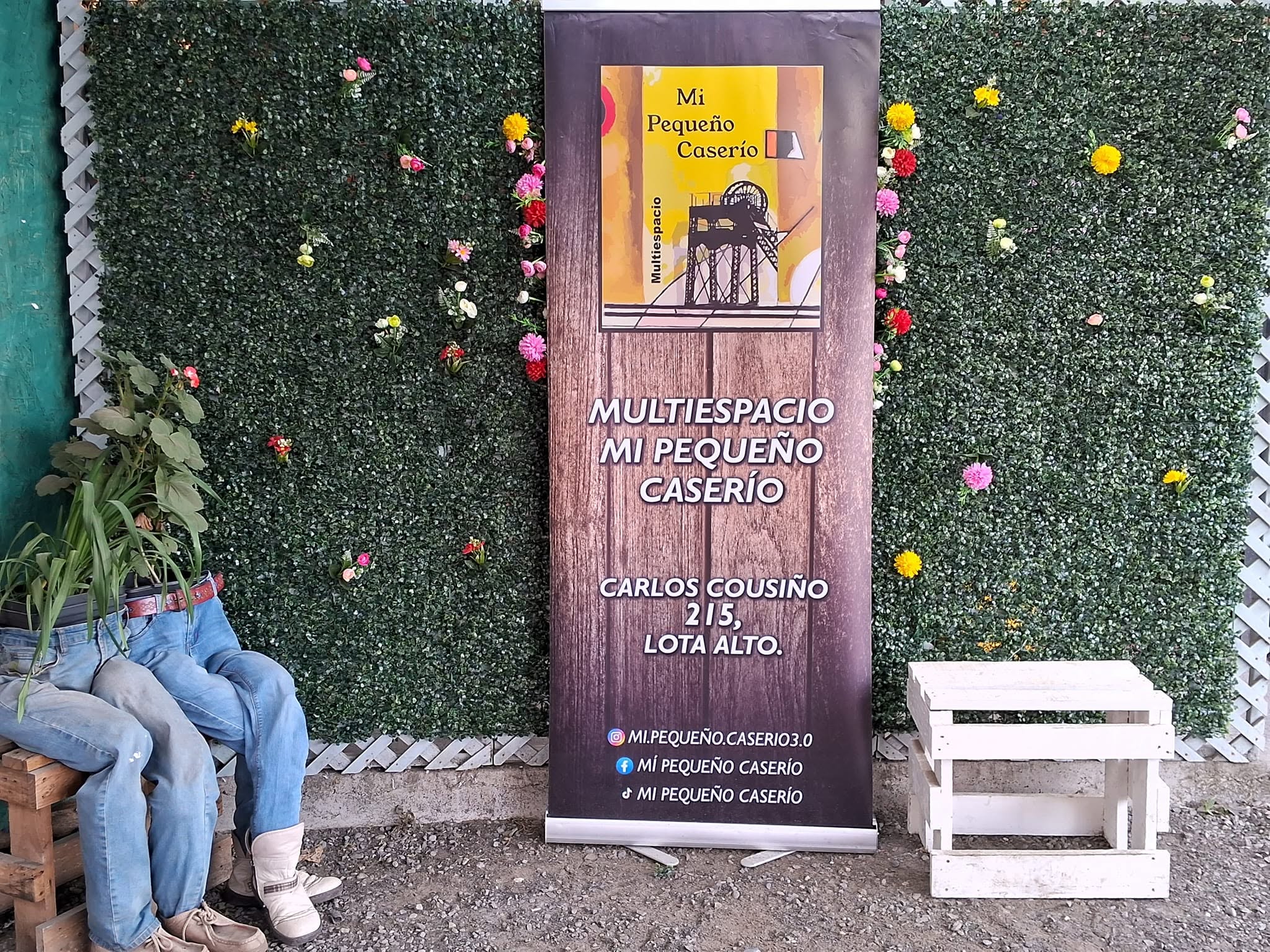 Letrero oficial del Multiespacio Mi Pequeño Caserío en Carlos Cousiño 215, Lota Alto
